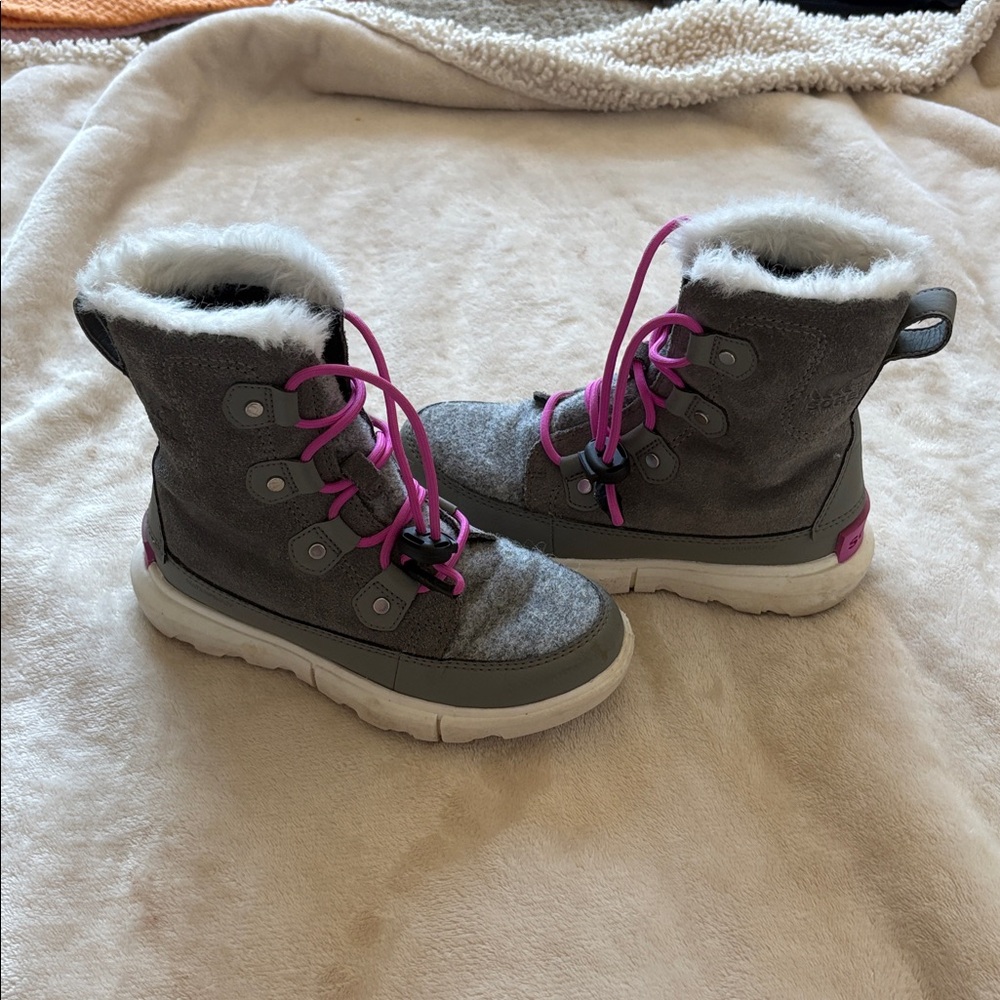 GUC size 1 Sorel size 1 boots with Pink Laces